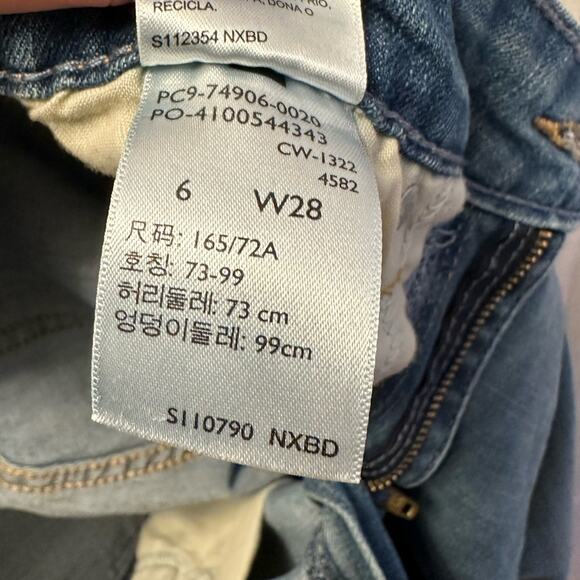 Signature by Levi Strauss & Co. Gold Label Women's Mid-Rise Slim Fit Capris 29W - Picture 6 of 6